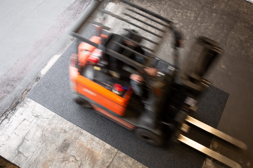 Truck kör över entrématta Entré Heavy vid lastintag på lager