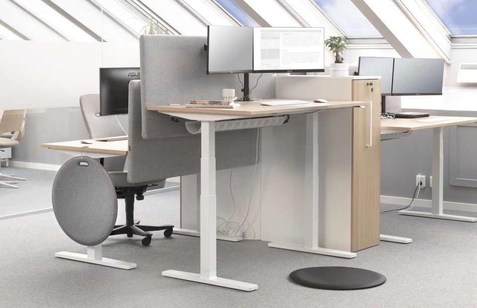 Kontor med höj- och sänkbara skrivbord och den runda ståmattan Senso Rondo