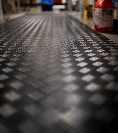 Förbättra ergonomin med en ståmatta till packarbetsplats på lager