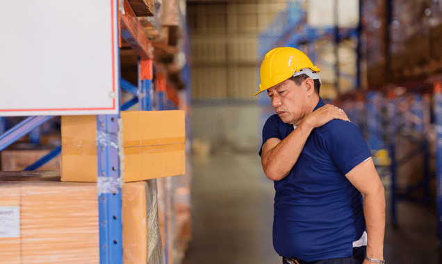 Axlar och rygg som belastas är ett vanligt ergonomiskt problem vid lagerarbete