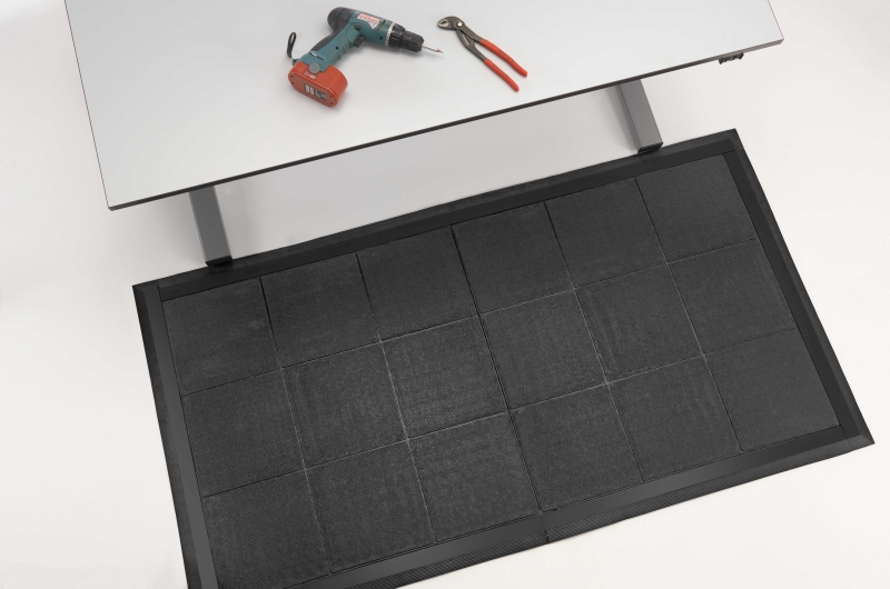 Minska slitage på skor och golv med en slitstark arbetsplatsmatta