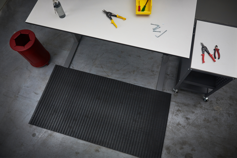 Skapa högre säkerhet på arbetsplatsen med en halksäker industrimatta