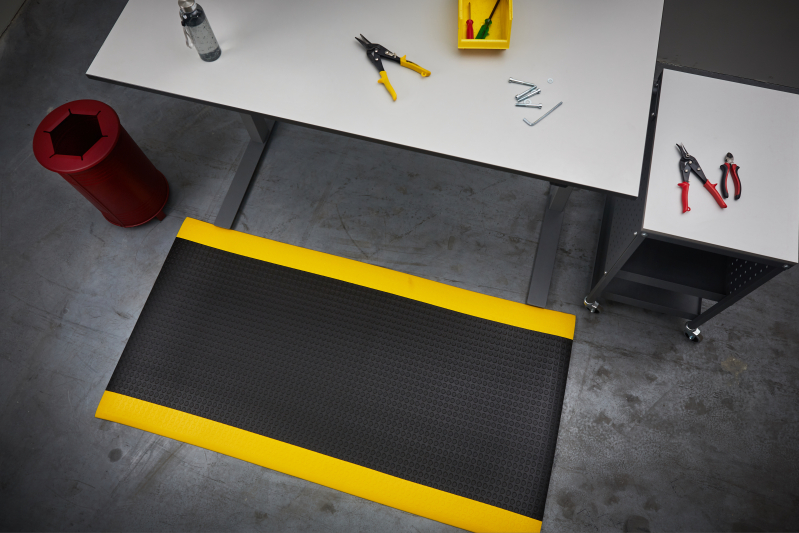 Förebygg belastningsskador med en ergonomisk industrimatta